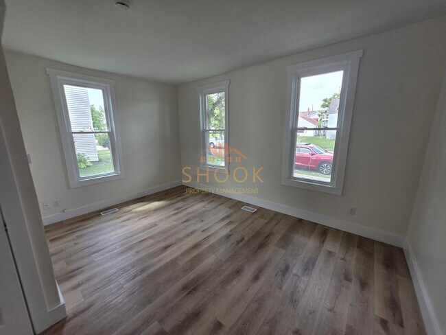 Building Photo - ASK ABOUT OUR MOVE-IN SPECIAL! COMPLETELY ...