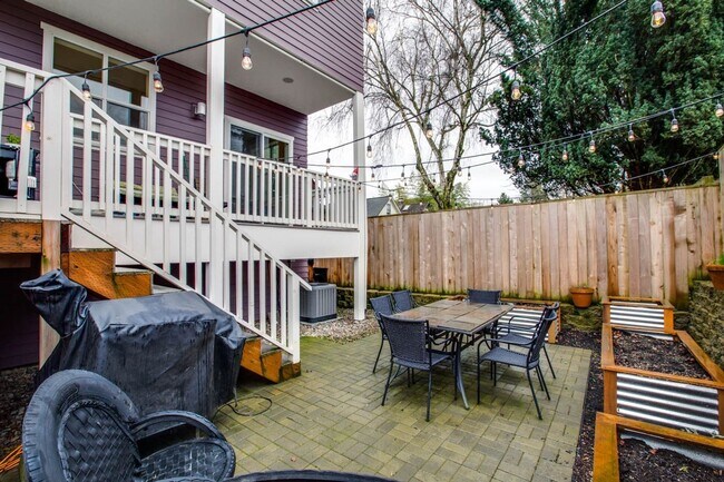 Building Photo - Close In NE Portland- Modern Townhome Across from Wholefoods and Starbucks