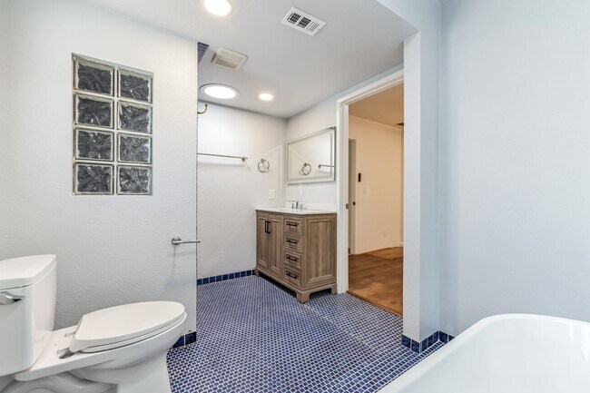 Building Photo - 3 Bed / 2 Bath Home with Bonus Room, Pool and Two Car Garage.