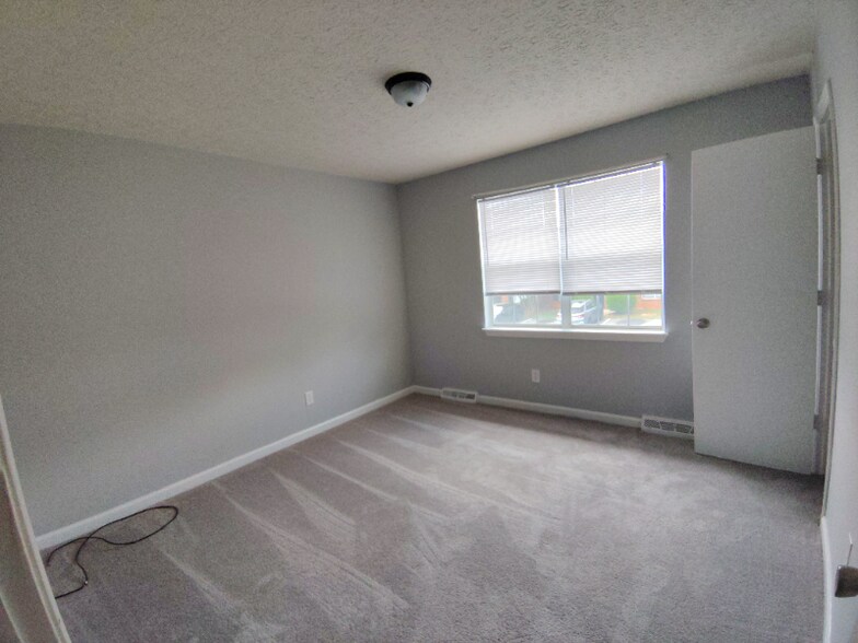 Building Photo - 33 Fonda Dr