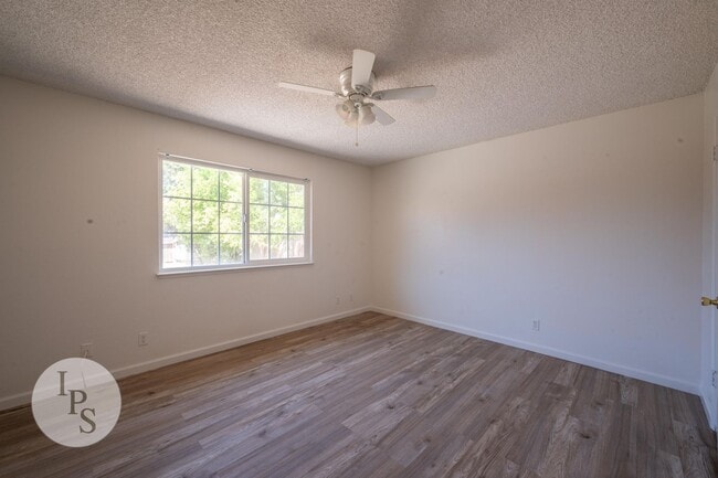 Building Photo - Kerman Westside Large 3 Bedroom Home, Bran...