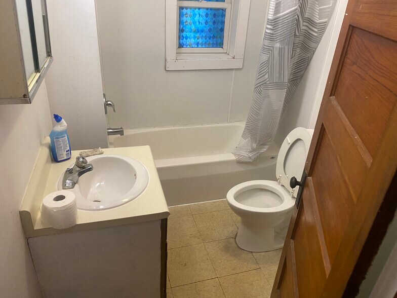 Building Photo - 58 King St