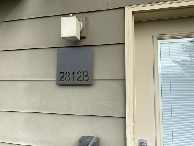 Building Photo - Contemporary townhome with rooftop deck an...