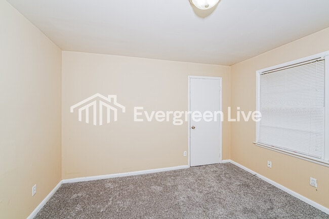 Building Photo - 2633 1st St NE