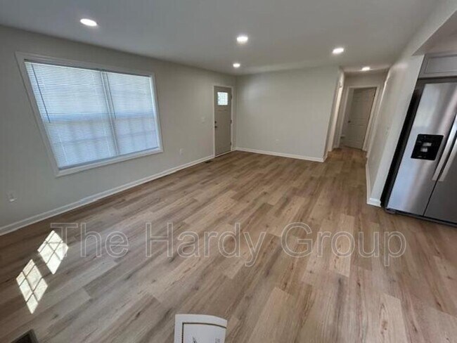 Building Photo - 203 Floyd St