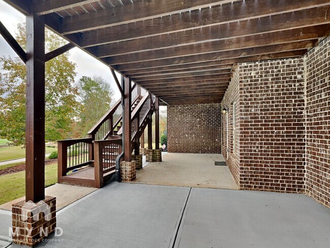 Building Photo - 2995 Manorview Ln