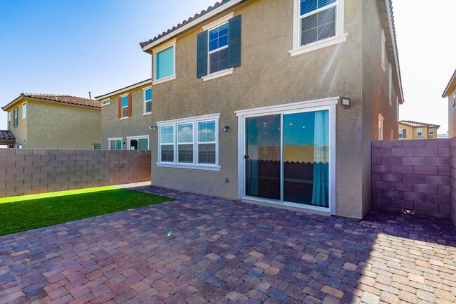 Building Photo - 5 Bedroom Home In Inspirada With Bed And F...