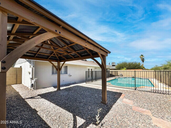 Building Photo - 1206 E Greenway Dr