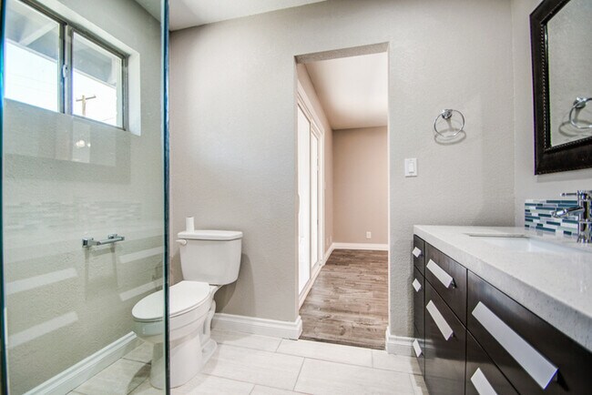 Building Photo - Beautifully remodeled corner 4/2 with pool...