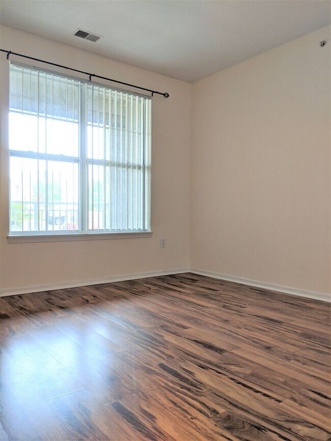 Building Photo - 3872 S Lake Dr