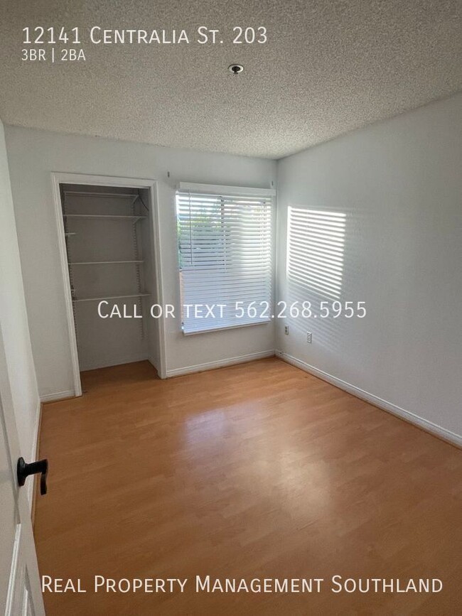 Building Photo - Three Bedroom Two Bath Condo with Parking!