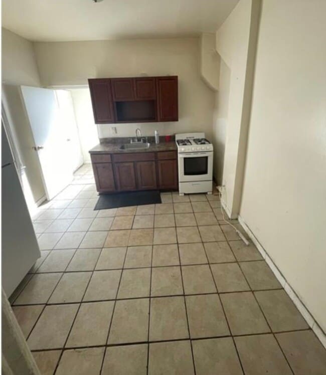 Building Photo - 3 Bedroom House for Rent