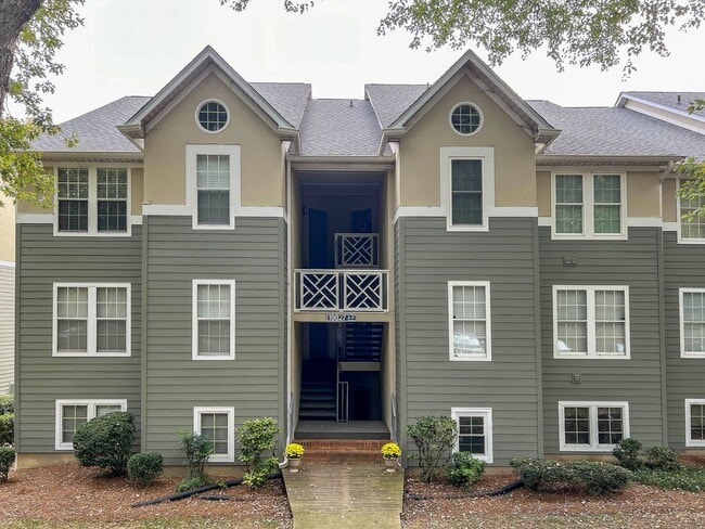 Building Photo - Amenity rich water front condo ready for move in!