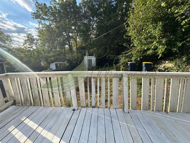 Building Photo - UPSTAIRS LOFT SPACE!!!