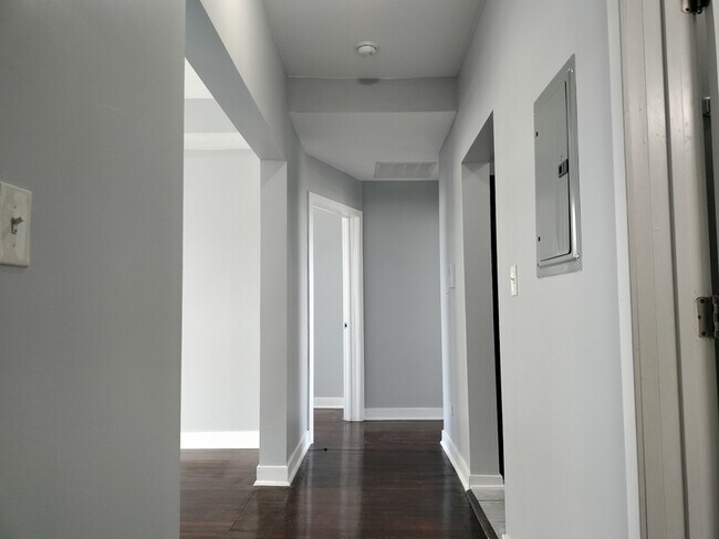 Building Photo - 1413 W 66th St