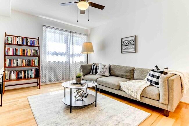 Building Photo - 809 Otis Pl NW