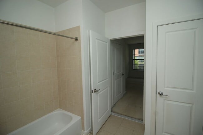 Building Photo - 2026/2027 JHU Off -Campus Gorgeous 2bd/2ba at The Lofts w/ W/D & A/C & more! Available 6/9/26