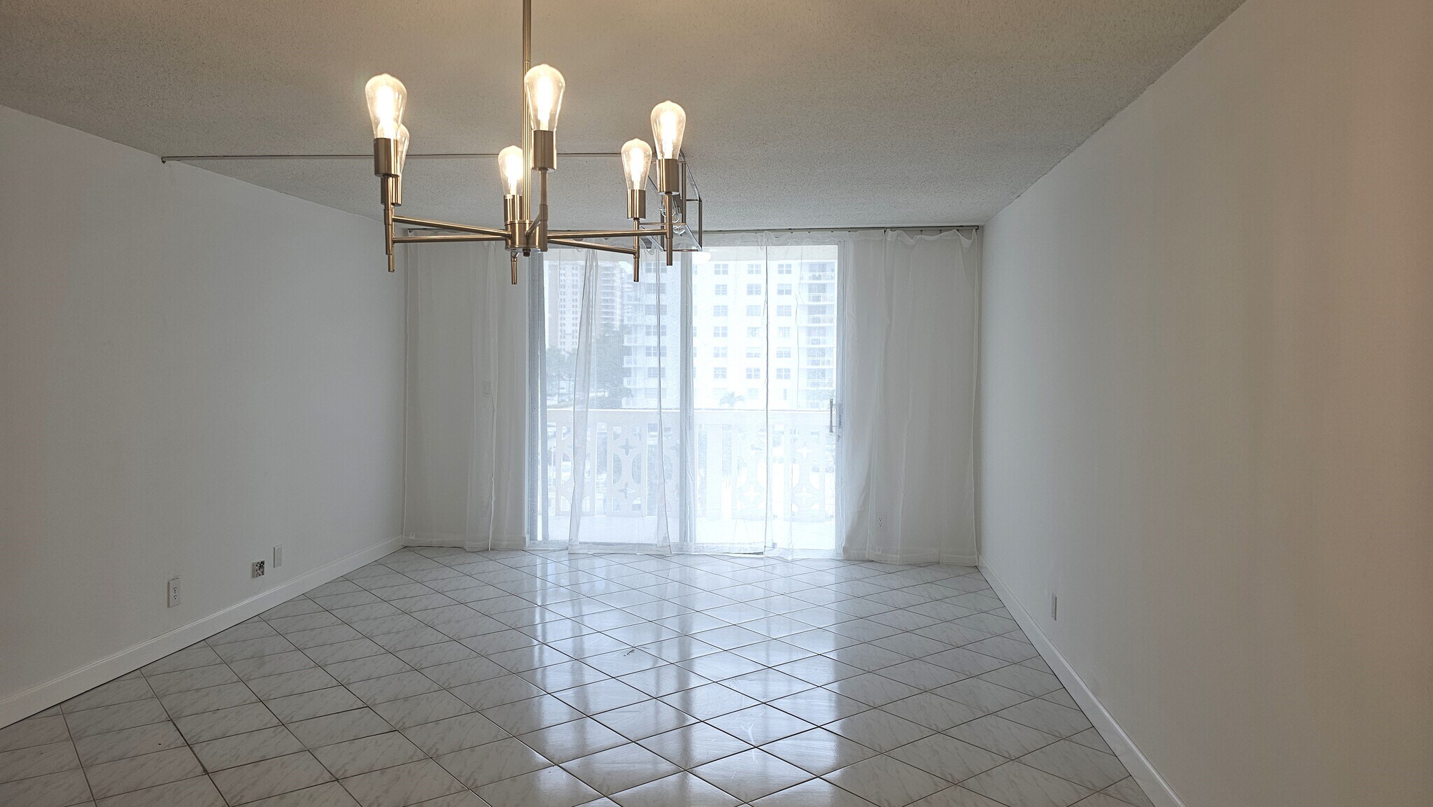Building Photo - 1825 S Ocean Dr