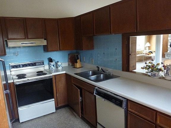 Building Photo - 205 Pell Cir