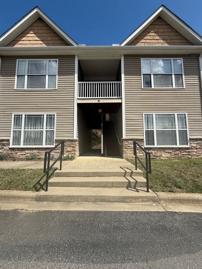 Building Photo - Charming 2 bedroom condo in North Asheville