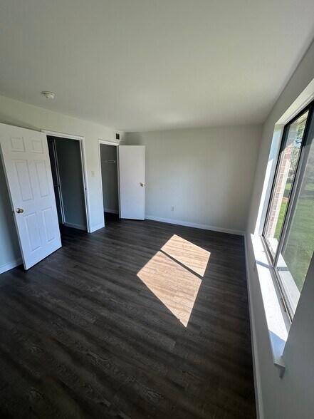 Building Photo - 54 Lancaster Est