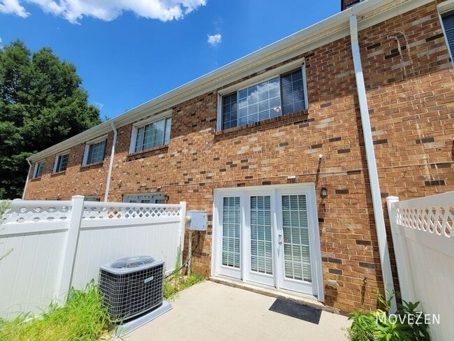 Building Photo - 1336 Green Oaks Ln