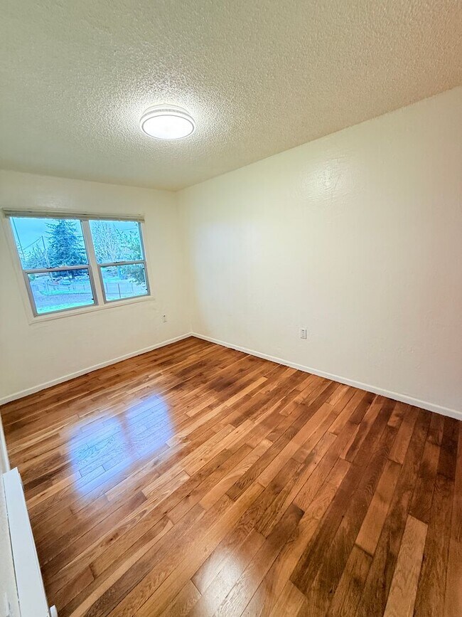 Building Photo - Duplex unit close to Olympic College.