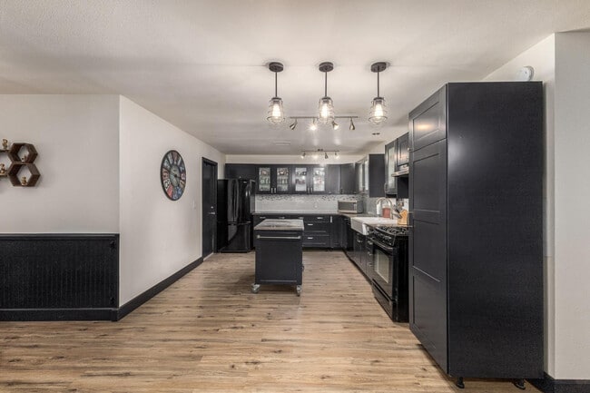 Building Photo - 617 E Ellis Dr