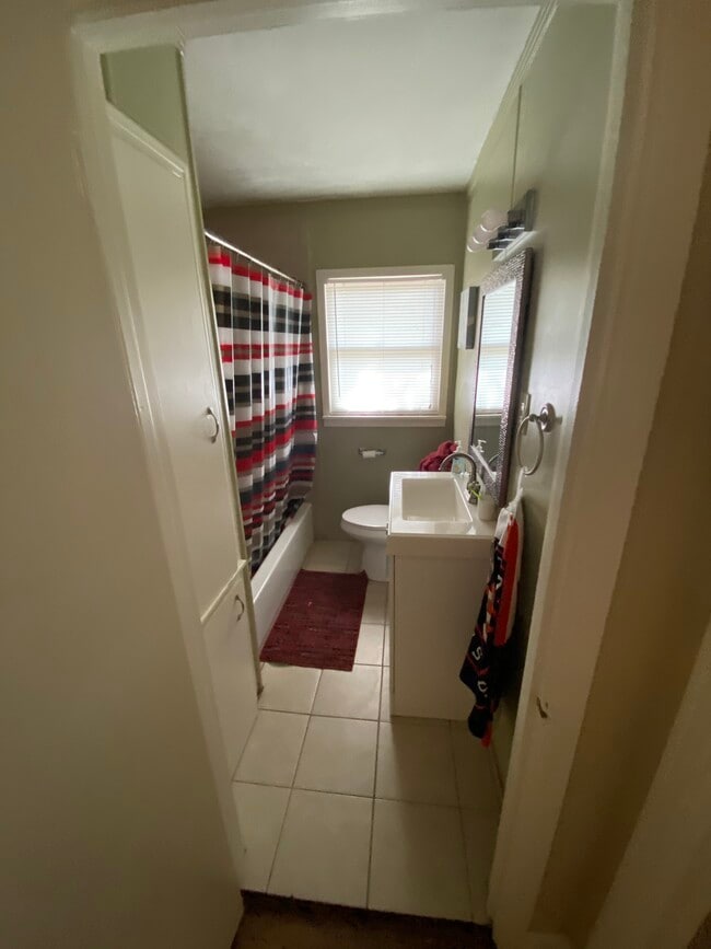 Building Photo - 318 Moore St