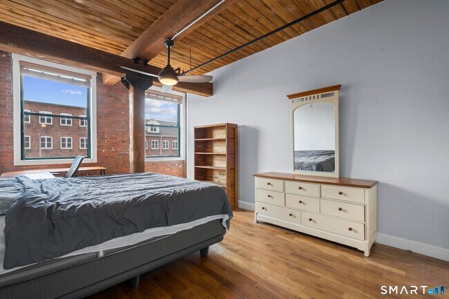 Building Photo - 145 Canal St E