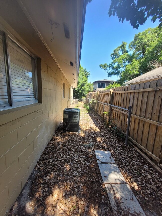 Building Photo - 937 Aragon Ave