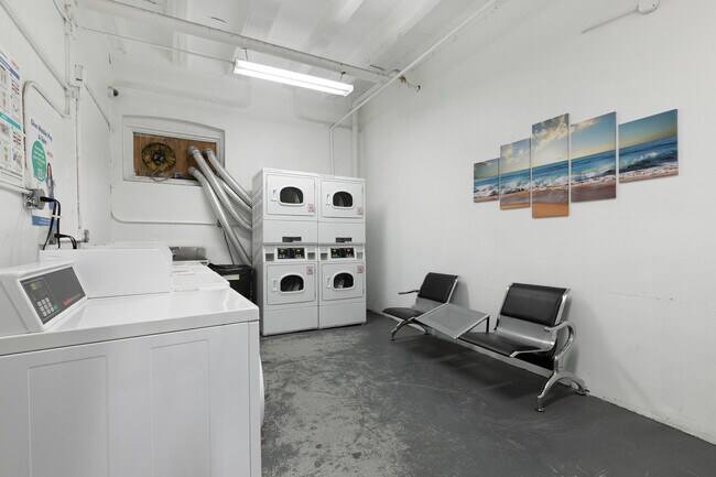 Building Photo - 1608 W Sherwin Ave