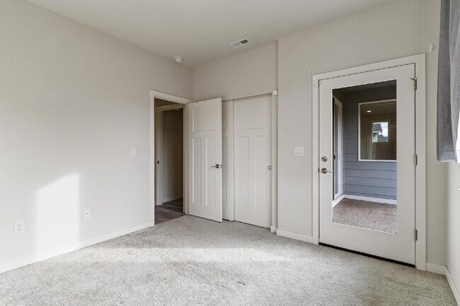 Building Photo - Bueaitful 4 bedroom home with 1 bed 1 bath MIL!