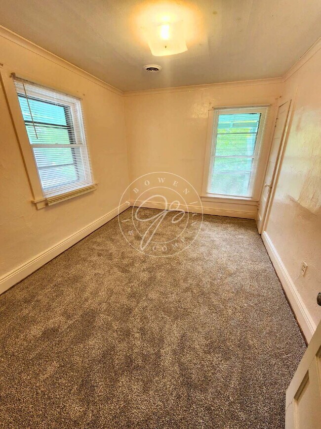 Building Photo - Spacious 3-Bedroom Home with Bonus Room and 1.5 Baths