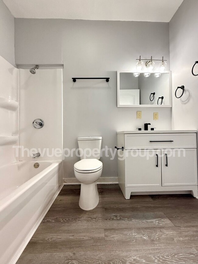 Building Photo - Remodeled 3 Bed, 2 Bath Home with Luxuriou...
