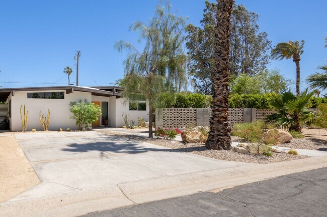 Building Photo - Luxury Mid Century Oasis in Palm Springs