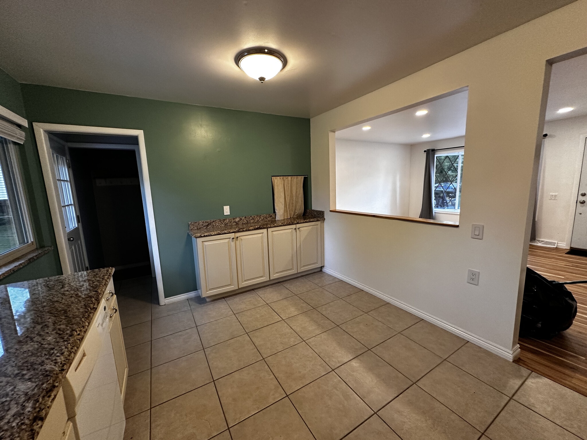 Building Photo - 3589 Knollview Ave
