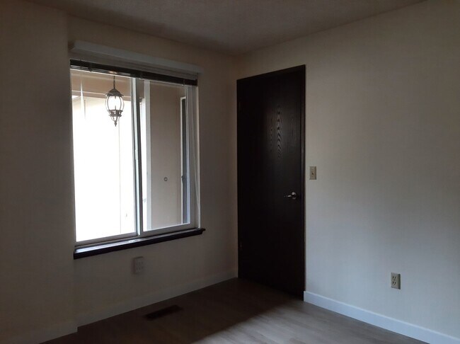 Building Photo - University Place Gem! 2 bedroom with Fireplace!