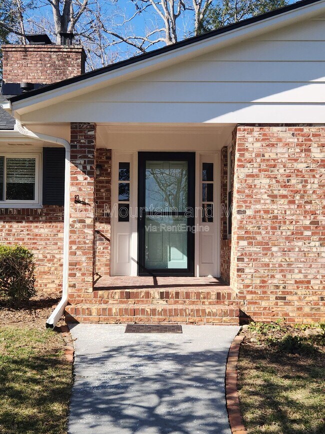 Building Photo - 1220 Woodmont Dr