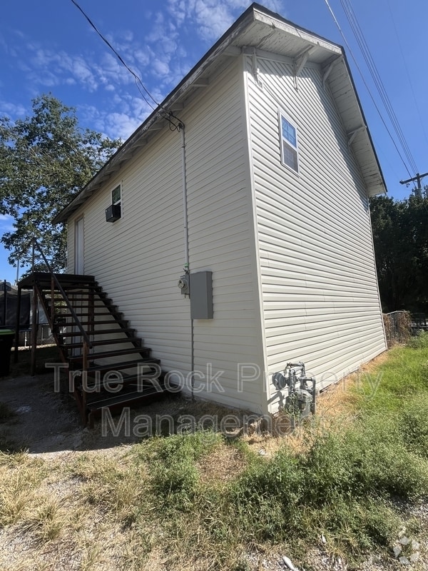 Building Photo - 405 1/2 W 10th