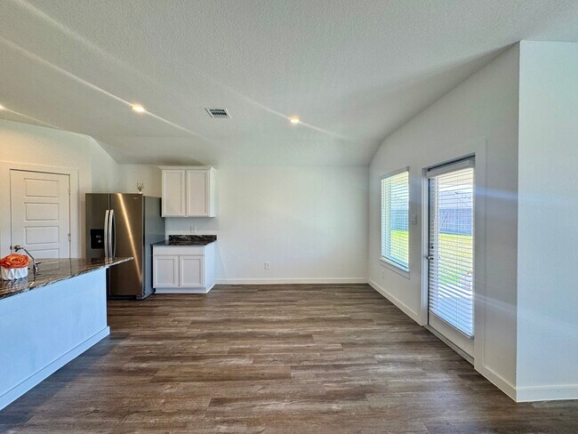 Building Photo - 1102 Rayburn Dr