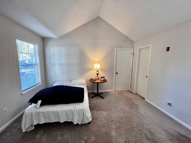 Building Photo - Beautiful 2-Bedroom End Unit Townhome in Ocean Lakes!