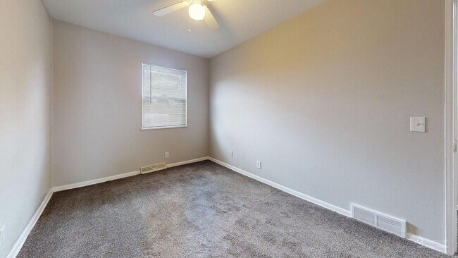 Building Photo - Elyria - updated 2 bedroom/1 bath townhouse.