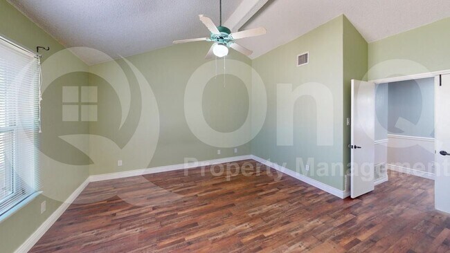Building Photo - 1517 Yorkshire Dr
