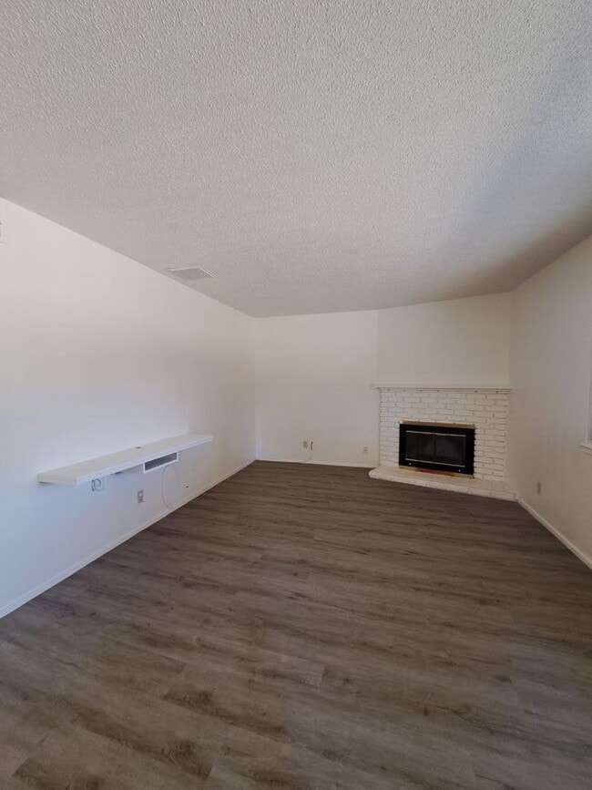 Building Photo - Amazing 3 Bedroom Home Near Cedar and Gett...