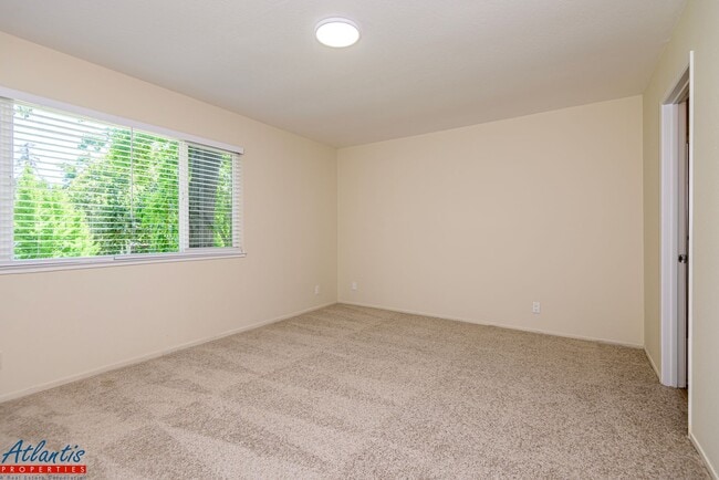 Building Photo - Lovely Townhouse | Remodeled | Private Patio