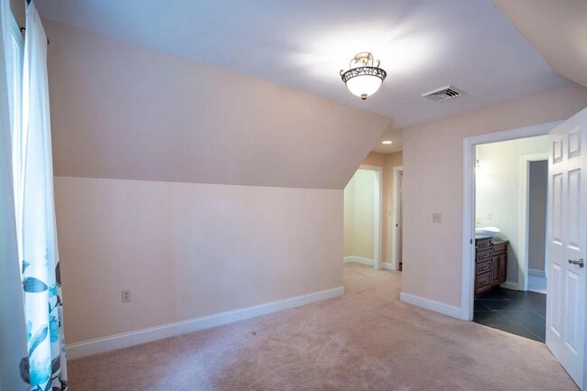 Building Photo - 4 Bedroom House For Rent