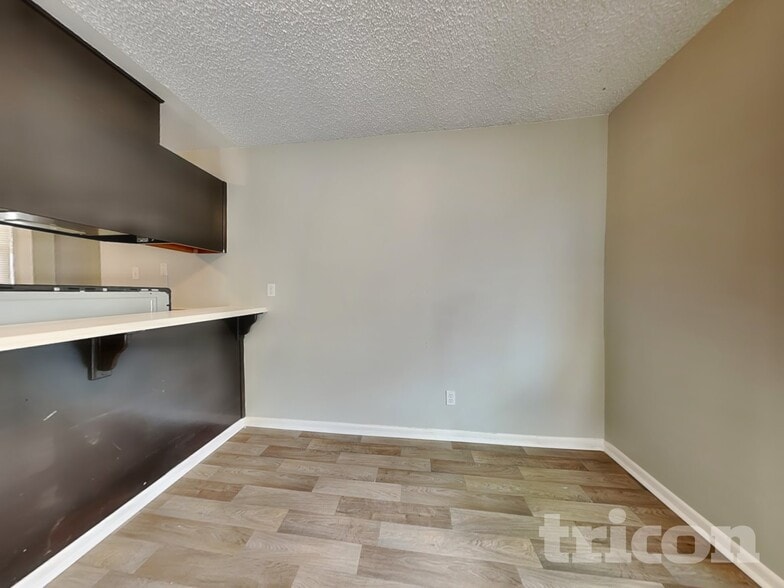 Building Photo - 1400 Ebbetts Dr