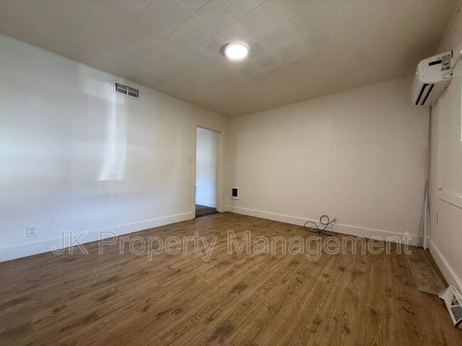 Building Photo - 413 6th St S