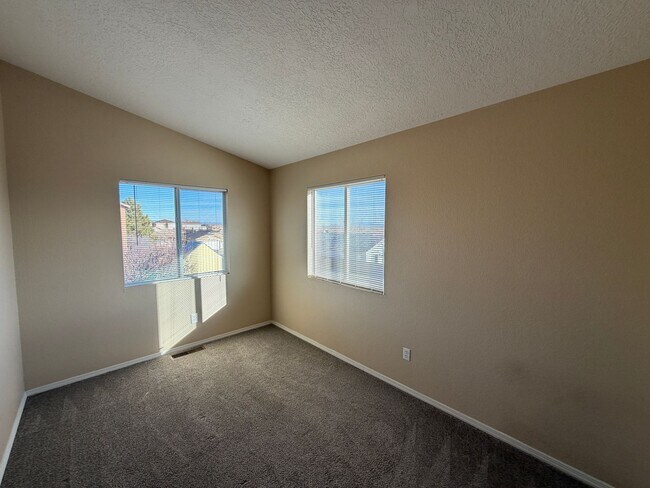 Building Photo - 4 Bedroom Home Available Near Unser Blvd NW & McMahon Blvd!